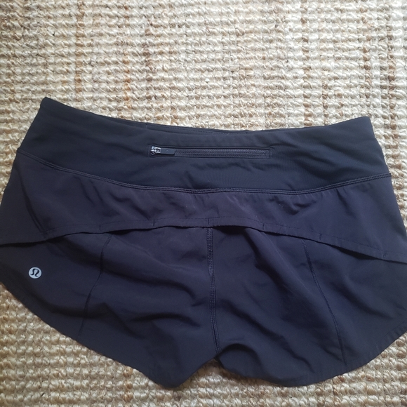 Lululemon shorts black size 6 like new - Picture 3 of 3